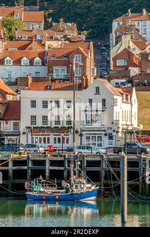 Kleines Fischerboot in der Gewohnheit von Scarborough an der Nordseeküste von North Yorkshire, England Stockfoto