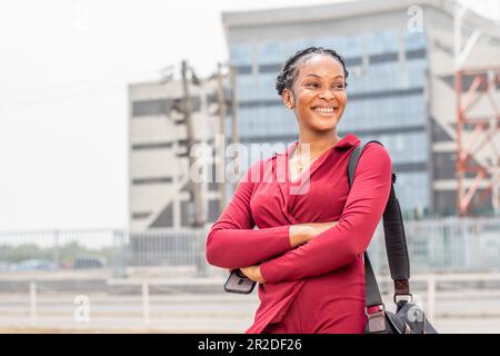 Porträt einer wunderschönen jungen afrikanischen Geschäftsfrau draußen Stockfoto