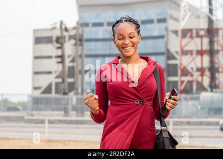 Wunderschöne junge afrikanische Dame, die sich sehr glücklich fühlt Stockfoto