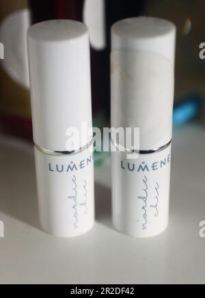 Verschiedene Produkte im Badezimmer, Lumene Lippenstift. Stockfoto