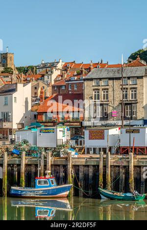 Kleines Fischerboot in der Gewohnheit von Scarborough an der Nordseeküste von North Yorkshire, England Stockfoto