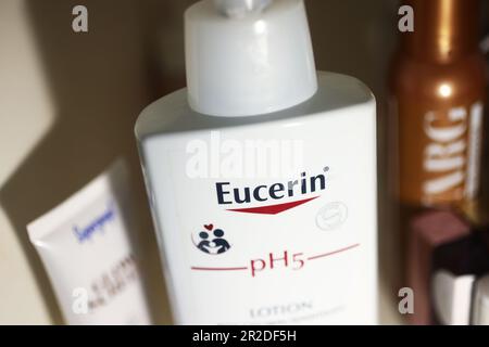 Verschiedene Produkte im Badezimmer, Eucerin-Lotion. Stockfoto