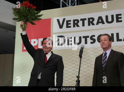 ARCHIVFOTO: SPD wird am 23. Mai 2023 160, 06N SPD1809PL.jpg Kanzler Gerhard SCHROEDER (links) und SPD-Vorsitzender Franz MUENTEFERING Cheer auf der Bühne, Bundeswahlen 2005 in Berlin, SPD-Parteihauptstadt, Willy-Brandt-Haus, 09/18/2005. ?SVEN SIMON#Prinzess-Luise-Str.41#45479 M uelheim/R uhr #Tel. 0208/9413250 Fax:0208/9413260 Konto 1428150 C ommerzbank E ssen BLZ 36040039 www.photopool.de. Stockfoto