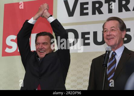 ARCHIVFOTO: SPD wird am 23. Mai 2023 160, 04N SPD1809PL.jpg Kanzler Gerhard SCHROEDER (links) und SPD-Vorsitzender Franz MUENTEFERING Cheer auf der Bühne, Bundeswahlen 2005 in Berlin, SPD-Parteihauptstadt, Willy-Brandt-Haus, 09/18/2005. ?SVEN SIMON#Prinzess-Luise-Str.41#45479 M uelheim/R uhr #Tel. 0208/9413250 Fax:0208/9413260 Konto 1428150 C ommerzbank E ssen BLZ 36040039 www.photopool.de. Stockfoto