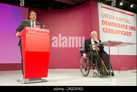ARCHIVFOTO: SPD wird am 23. Mai 2023 160, Sigmar GABRIEL (Parteivorsitzender der SPD) und Helmut SCHMIDT (Politiker der SPD, ehemaliger Kanzler) SPD - Bundesparteikongress in Berlin, Deutschland, am 04.12.2011?SVEN SIMON#Prinzess-Luise-Straße 4179 Mülheim/Ruhr #Tel. 0208/9413250#Fax. 0208/9413260#GLSB Bank, Kontonummer: 4030 025 100, BLZ 430 609 67# www.SvenSimon.net. Stockfoto