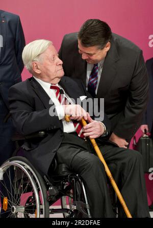 ARCHIVFOTO: Das EPD wird am 23. Mai 2023 160 Jahre alt sein, von links: Helmut SCHMIDT (SPD-Politiker, ehemaliger Kanzler) und Sigmar GABRIEL (SPD-Parteivorsitzender) SPD - Parteikonferenz in Berlin, Deutschland, 04.12.2011 ?SVEN SIMON#Prinzess-Luise- Street 4179 Muelheim/Ruhr #Tel. 0208/9413250#Fax. 0208/9413260#GLSB Bank, Kontonummer: 4030 025 100, BLZ 430 609 67# www.SvenSimon.net. Stockfoto