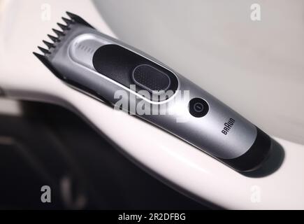 Verschiedene Produkte im Badezimmer, Braun Rasierer. Stockfoto