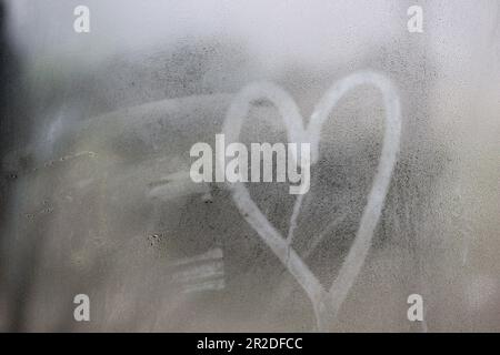 Bild der Liebe im Fensterglas in meinem Haus Stockfoto