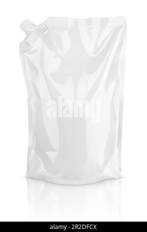 Vorderansicht des leeren, glänzend weißen Doypacks mit Kappe oder Stehtasche, isoliert auf weißem Hintergrund mit Beschneidungspfad Stockfoto