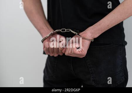 Männerhände in Handschellen. Kriminell Stockfoto