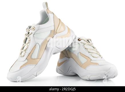 Sportschuhe aus weißem Leder isoliert auf weißem Hintergrund mit Clipping Path. Volle Schärfentiefe Stockfoto