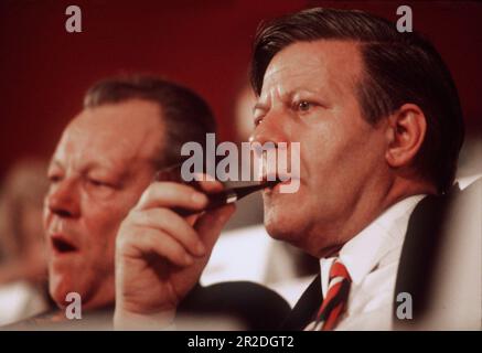 ARCHIVFOTO: SPD wird am 23. Mai 2023, SN08129811POL.jpg POLITIK, Helmut SCHMIDT, Portrait mit Pfeife der ehemalige Hamburger Innenminister (1961-1965) war 160 1969-1972 Bundesminister für Verteidigung und 1972-1974 Bundesminister für Finanzen. Nach Willy Brandts Rücktritt 1974 wurde Schmidt Kanzler. Ein konstruktives Misstrauensvotum im Jahr 1982 führte zu seinem Untergang. Sein Nachfolger im Amt des Kanzlers war Helmut Kohl (CDU). Das Bild zeigt Helmut Schmidt (r.) neben dem damaligen Parteivorsitzenden der SPD, Willy BRANDT. SVEN SIMON Huyssenallee 40-42 45128 Essen Stockfoto