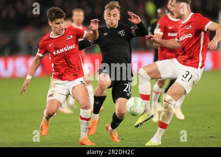 Amsterdam, Niederlande. 18. Mai 2023. Milos Kerkez von AZ Alkmaar, Jarrod Bowen von West Ham United und Sam Beukema von AZ Alkmaar während des Halbfinalspiels der UEFA Conference League in der zweiten Etappe zwischen AZ Alkmaar und West Ham United im AFAS-Stadion am 18. 2023. Mai in Amsterdam, Niederlande. (Foto: Daniel Chesterton/phcimages.com) Kredit: PHC Images/Alamy Live News Stockfoto