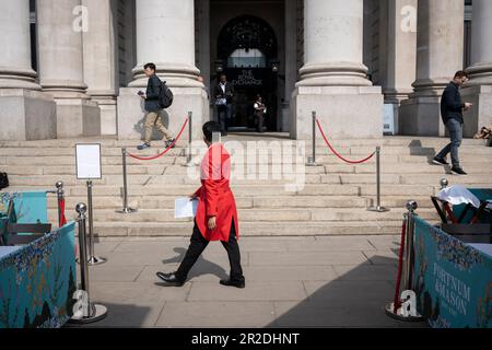 Ein Kellner erwartet seine Gäste am 18. Mai 2023 in London, England, in der Bar Fortnum & Mason außerhalb der Royal Exchange in der City of London, dem Finanzviertel der Hauptstadt. Stockfoto