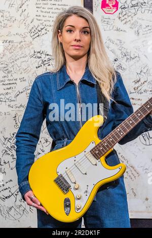 London, Großbritannien. 19. Mai 2023. Ein wichtiger funktionierender Prototyp von Graffiti Yellow Fender Stratocaster Gitar, speziell für Jeff Beck von Fender hergestellt und auf Tour zwischen 1986 und 1989 verwendet, 60.000 bis 80.000 £ vor drei großflächig signierten Holztafeln aus dem „Vintage 'n' Rare Gitars“ Shop in der Denmark Street, 1980er bis 2000s £, 8.000 bis 12.000 £ - Preview of Bonhams Rock, Pop- und Filmverkauf im Knightsbridge-Verkaufsraum. Der Verkauf selbst findet vom 15. Bis 24. Mai in Knightsbridge statt. Kredit: Guy Bell/Alamy Live News Stockfoto