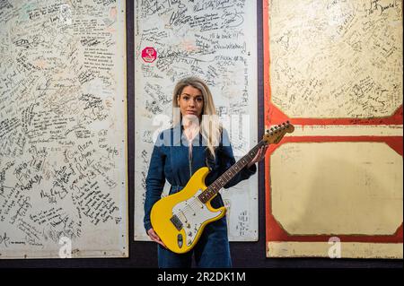 London, Großbritannien. 19. Mai 2023. Ein wichtiger funktionierender Prototyp von Graffiti Yellow Fender Stratocaster Gitar, speziell für Jeff Beck von Fender hergestellt und auf Tour zwischen 1986 und 1989 verwendet, 60.000 bis 80.000 £ vor drei großflächig signierten Holztafeln aus dem „Vintage 'n' Rare Gitars“ Shop in der Denmark Street, 1980er bis 2000s £, 8.000 bis 12.000 £ - Preview of Bonhams Rock, Pop- und Filmverkauf im Knightsbridge-Verkaufsraum. Der Verkauf selbst findet vom 15. Bis 24. Mai in Knightsbridge statt. Kredit: Guy Bell/Alamy Live News Stockfoto