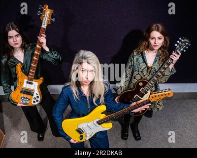 London, Großbritannien. 19. Mai 2023. Ein wichtiger funktionierender Prototyp von Graffiti Yellow, Fender Stratocaster Gitar, speziell für Jeff Beck von Fender hergestellt und auf Tour zwischen 1986 und 1989 verwendet, mit einem Gibson Les Paul Standard im Besitz von Noel Gallagher, 1982, Est 60.000 15.000-80.000 20.000 und einem Rickenbacker 4001 Bass Gitar im Besitz und gespielt von Maurice Gibb, Unterzeichnet von jedem Mitglied von The Bee Gees, 1970, Set 10.000–15.000 £ – Vorschau auf Bonhams' Rock, Pop & Film Sale im Knightsbridge-Verkaufsraum. Der Verkauf selbst findet vom 15. Bis 24. Mai in Knightsbridge statt. Kredit: Guy Bell/Alamy Live News Stockfoto