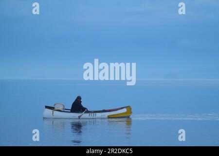 Bodrum, Mugla, Türkei, 01. Januar 2013: Der alte Fischer kehrt früh am Morgen aus dem Meer zurück. Stockfoto