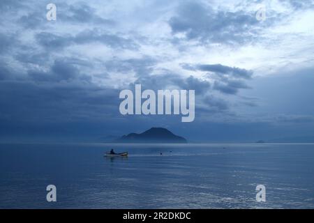 Bodrum, Mugla, Türkei, 01. Januar 2013: Der alte Fischer kehrt früh am Morgen aus dem Meer zurück. Stockfoto