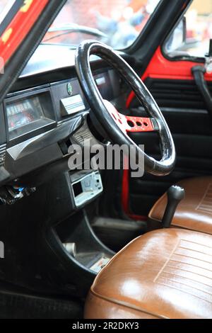 Sehr altes Auto-Interieur als schöner Hintergrund Stockfoto