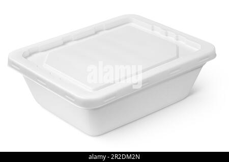 Weißer, geschlossener Styropor-Lebensmittelbehälter mit Kunststoffdeckel, isoliert auf weißem Hintergrund mit Clipping-Pfad Stockfoto