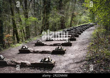 Keir Smith Künstler, arbeitet im Sculpture Park Forest von Dean, Skulpturen im Wald, Gloucestershire Stockfoto