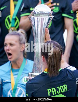 Köln, Deutschland. 18. Mai 2023. Ewa Pajor (9 Wolfsburg) feiert ihren Sieg mit Medaillen und Trophäen während der Zeremonie nach dem DFB Pokal-Finale zwischen VFL Wolfsburg und SC Freiburg im RheinEnergiestadion in Köln. (Daniela Porcelli/SPP) Kredit: SPP Sport Press Photo. Alamy Live News Stockfoto