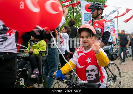 Kadikoy, Istanbul, Türkei. 19. Mai 2023. 19â Gedenken an Atatürk, Jugend und SportsÂ. Mai wurde in KadÄ±KÃ¶y, Istanbul, eine Fahrradtour organisiert. Personen jeden Alters nahmen an der Fahrradtour Teil. Am 19. Mai 1919 landete Mustafa Kemal Atatürk in Samsun auf der BandÄ±rma-Fähre und begann den türkischen Unabhängigkeitskrieg. Mustafa Kemal Atatürk schenkte diesen Urlaub der türkischen Jugend. (Kreditbild: © Tolga Uluturk/ZUMA Press Wire) NUR REDAKTIONELLE VERWENDUNG! Nicht für den kommerziellen GEBRAUCH! Stockfoto