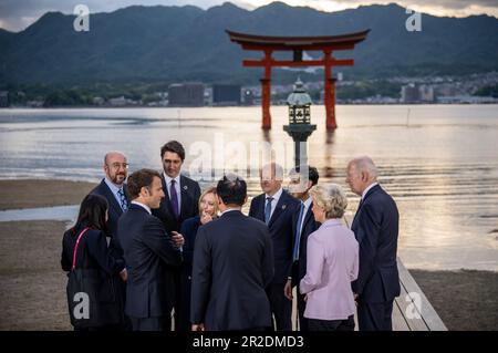 Hiroshima, Japan. 19. Mai 2023. G7 Führungskräfte stehen nach dem Familienfoto zusammen. Kredit: Michael Kappeler/dpa/Alamy Live News Stockfoto