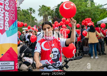 Kadikoy, Istanbul, Türkei. 19. Mai 2023. 19â Gedenken an Atatürk, Jugend und SportsÂ. Mai wurde in KadÄ±KÃ¶y, Istanbul, eine Fahrradtour organisiert. Personen jeden Alters nahmen an der Fahrradtour Teil. Am 19. Mai 1919 landete Mustafa Kemal Atatürk in Samsun auf der BandÄ±rma-Fähre und begann den türkischen Unabhängigkeitskrieg. Mustafa Kemal Atatürk schenkte diesen Urlaub der türkischen Jugend. (Kreditbild: © Tolga Uluturk/ZUMA Press Wire) NUR REDAKTIONELLE VERWENDUNG! Nicht für den kommerziellen GEBRAUCH! Stockfoto