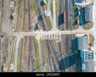 Güterzüge close-up. Luftaufnahme von bunten Güterzüge auf dem Bahnhof. Wagen mit Güter auf die Bahn. Die Schwerindustrie. Industrielle anhand von quantitativen Simulatio Stockfoto