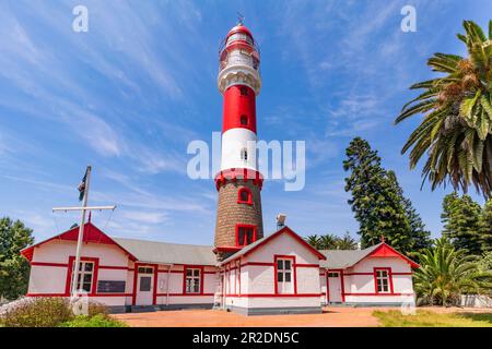 Leuchtturm in swakopmund - namibia. Es wurde 1902 von der deutschen Schutztruppe mit einer Höhe von 11 Metern aus Granit erbaut. Stockfoto