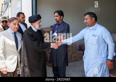 Pishin, Pishin, Pakistan. 18. Mai 2023. Der iranische Präsident EBRAHIM RAISI und der pakistanische Premierminister SHAHBAZ SHARIF während der Eröffnung des Grenzmarktes in der Grenzstadt Pishin, Grenze zwischen Pakistan und Iran, am 18. Mai 2023. Nach Angaben des iranischen Präsidentschaftsbüros Iran und Pakistan haben sie den ersten Markt an ihrer Grenze und ein Abkommen über den Stromhandel eröffnet. (Kreditbild: © iranische Präsidentschaft via ZUMA Press Wire) NUR REDAKTIONELLE VERWENDUNG! Nicht für den kommerziellen GEBRAUCH! Stockfoto