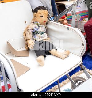 LONDON, UK-17. März 2023: Altmodischer Teddybär auf dem Flohmarkt von Spitalfields. Stockfoto