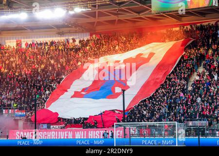 18-05-2023: Sport: AZ V Westham ALKMAAR, NIEDERLANDE - MAI 18: Fans von AZ Alkmaar mit Banner während des Spiels UEFA Conference League AZ Alkmaar und Stockfoto