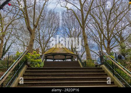 London, Vereinigtes Königreich - April 2 2023: Pavillon in Boundary Gardens am Arnold Circus, Shoreditch Stockfoto