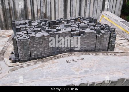 Hongkong SAR, China - April 2023: Kowloon Walled City Metallskulpturenmodell Stockfoto