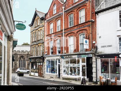 Ein Café, eine Wäscherei, ein Kunstkollektiv und ein Café. Ein vielseitiger Geschäftsmix am Ende der Church Street in Launceston, Cornwall Stockfoto