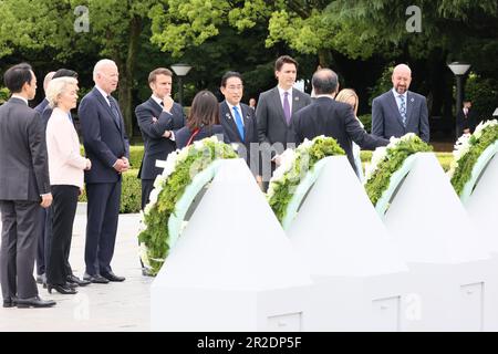 Die Führer der Gruppe der Sieben G7 nehmen am Freitag, den 19. Mai 2023 in Hiroshima, Japan, an einer Zeremonie zum Kranzlegen im Friedenspark Teil, die im Rahmen des Gipfeltreffens der G7-Führer stattfindet. Die Mitglieder der G7 - USA, Kanada, Frankreich, Deutschland, Japan, Das Vereinigte Königreich und Italien treffen sich am Donnerstag in der japanischen Stadt Hiroshima zu einem jährlichen Gipfel. Die führenden Politiker werden sich auf Russlands Krieg gegen die Ukraine, Chinas aufstrebende Macht und Einfluss, nukleare Abrüstung, künstliche Intelligenz, Klimawandel und wirtschaftliche Sicherheit konzentrieren. Foto von G7 Hiroshima Summit/UPI Stockfoto