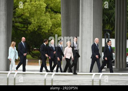 Hiroshima, Japan. 19. Mai 2023. Führer der Gruppe der Sieben, G7, besuchen Sie den Friedenspark am Freitag, 19. Mai 2023. Die Mitglieder der G7 - USA, Kanada, Frankreich, Deutschland, Japan, Das Vereinigte Königreich und Italien treffen sich am Donnerstag in der japanischen Stadt Hiroshima zu einem jährlichen Gipfel. Die führenden Politiker werden sich auf Russlands Krieg gegen die Ukraine, Chinas aufstrebende Macht und Einfluss, nukleare Abrüstung, künstliche Intelligenz, Klimawandel und wirtschaftliche Sicherheit konzentrieren. Foto von G7 Hiroshima Summit/UPI Credit: UPI/Alamy Live News Stockfoto