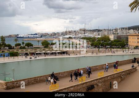 Palma de Mallorca, Mallorca, Spanien - Mai 23. 2023: Palma Hafen von der Kathedrale aus gesehen mit Parc de La Mar im Vordergrund Stockfoto