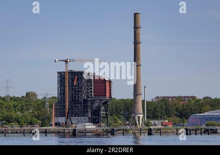 Kiel, Deutschland. 18. Mai 2023. Die Sonne fällt auf den Schornstein und das Hauptgebäude des alten Kohlekraftwerks Kiel. Die Explosion der Überreste des Kieler Kraftwerks wird verschoben. Kredit: Axel Heimken/dpa/Alamy Live News Stockfoto