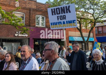 Toronto, ONTARIO, Kanada – 18. Mai 2023: Menschen in ukrainischer Nationalkleidung – Vyshivanka laufen am Vyshyvanka Day, dem ce, entlang der Toronto Street Stockfoto