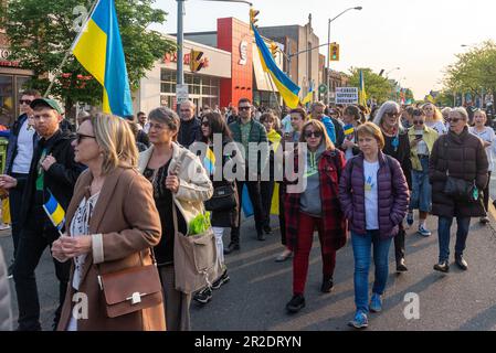 Toronto, ONTARIO, Kanada – 18. Mai 2023: Menschen in ukrainischer Nationalkleidung – Vyshivanka laufen am Vyshyvanka Day, dem ce, entlang der Toronto Street Stockfoto