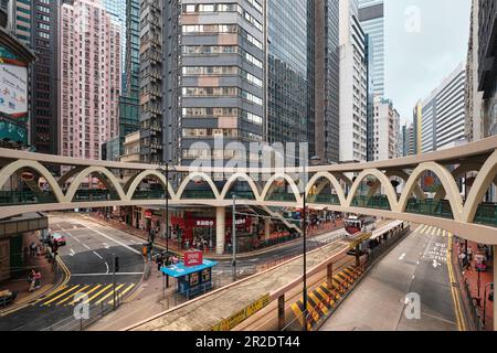 Hongkong SAR, China - April 2023: Kreisförmige Fußgängerbrücke oder Fußgängerbrücke in runder Form in der Yee wo Street in Causeway Bay Stockfoto