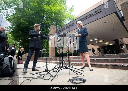 Detective Superintendent Helen Rance von der Metropolitan Police Cyber Crime Unit, vor dem Southwark Crown Court, London, nachdem Tejay Fletcher für 13 Jahre und vier Monate inhaftiert wurde, nachdem er sich der Herstellung oder Lieferung von Gegenständen zur Verwendung in Betrug schuldig bekannt hatte, Förderung oder Unterstützung der begehung einer Straftat, Besitz von kriminellem Vermögen und Transfer von kriminellem Vermögen. Ausgabedatum: Freitag, 19. Mai 2023. Stockfoto