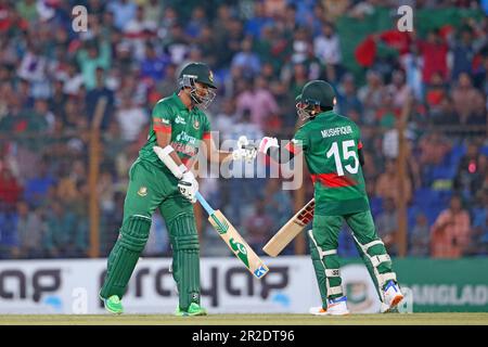 Bangladesch ist der Allrounder Shakib Al Hasan (L) und Wicket Keeper Batter Mushfiqur Rahim (R) während der Third One Day International ( Stockfoto