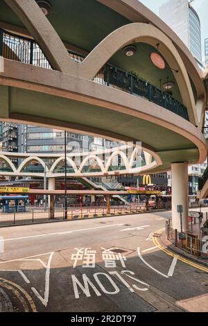 Hongkong SAR, China - April 2023: Kreisförmige Fußgängerbrücke oder Fußgängerbrücke in runder Form in der Yee wo Street in Causeway Bay Stockfoto