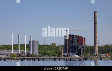 Kiel, Deutschland. 18. Mai 2023. Die Sonne fällt auf den Schornstein und das Hauptgebäude des alten Kohlekraftwerks Kiel. Links davon befindet sich das neue Küstenkraftwerk Kiel. Die Explosion der Überreste des Kieler Kraftwerks wird verschoben. Kredit: Axel Heimken/dpa/Alamy Live News Stockfoto