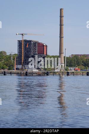 Kiel, Deutschland. 18. Mai 2023. Die Sonne fällt auf den Schornstein und das Hauptgebäude des alten Kohlekraftwerks Kiel. Die Explosion der Überreste des Kieler Kraftwerks wird verschoben. Kredit: Axel Heimken/dpa/Alamy Live News Stockfoto